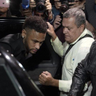 Desde su llegada a Brasil, Neymar también rindió testimonio ante la justicia en Río de Janeiro por un supuesto delito cibernético.