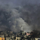 Una columna de humo sale de una zona del barrio de Al Shejaeiya tras el lanzamiento de proyectiles del ejército israelí sobre la ciudad de Gaza, este lunes.