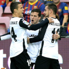 Piatti, en el centro, celebra su gol junto a sus compañeros Bernat, izquierda, y Alcacer.