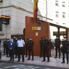 Los agentes, frente a la comisaría con Sánchez y Ramos. DL
