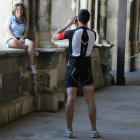 Una pareja de peregrinos visita el claustro de la Catedral de León.