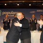 El presidente del PP de Castilla y León, Juan Vicente Herrera, y el vicesecretario general de Política Autonómica y Local, Javier Arenas, se abrazan ante la mirada de, ex presidente del PP regional Juan José Lucas, el secretario general del Partido en Cas