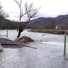 El acceso al canal para piragüistas y aficionados sufre los efectos de la crecida.