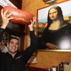 Jesús Alonso levanta el botillo, extraoficialmente más grande del mundo, que pesará mañana un notario.