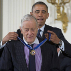 Barack Obama coloca la Medalla de la Libertad a Ben Bradlee, en noviembre del 2013 en un acto en la Casa Blanca.
