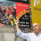 Ángel Colin delante de un cartel de la Vuelta a España ubicado en Sabero que anuncia la ascensión a La Camperona. SECUNDINO PÉREZ