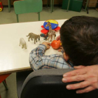 Un niño prematuro participa en una de las sesiones de rehabilitación en el Centro Base de León. NORBERTO