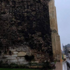 Estado de la muralla de León, ayer, en su tramo por Ramón y Cajal. DL