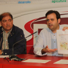Rodríguez muestra el mapa de parques de bomberos de la provincia de Soria. SECUNDINO PÉREZ