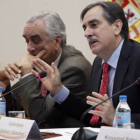 El presidente del CES, Marcos Peña, y el ministro Valeriano Gómez.
