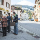 Residentes en la población suiza de Obersaxen Meierhof depositan su voto en urnas colocadas en el exterior de un colegio electoral, este domingo.