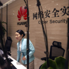 Una empleada de Huawei introduce los datos para el reconocimiento facial en el campus que la empresa tiene en Dongguan.