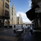 Bajan las pernoctaciones en los hoteles de la ciudad de León por el coronavirus y tal, turismo chungo, mesas de bares vacías en la calle ancha...
