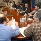 Responsables sindicales, de la empresa y algunos de los despedidos durante la reunión con la Junta