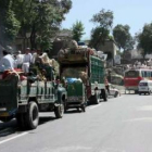 Varias personas huyen de Mingora, principal pueblo del valle de Swat