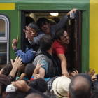 Varios inmigrantes intentan subirse a un tren en la estación Keleti de Budapest.