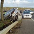Estado en el que quedó el coche tras empotrarse contra el árbol