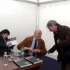 Dos de los autores, Leontxo García y Zenón, con un aficionado al ajedrez