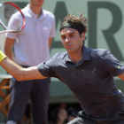 Federer golpea la pelota en su partido ante Kamke. El suizo no pasó apuros para lograr el triunfo.