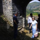 La diputada socialista Amparo Valcarce, durante su visita al castillo en agosto del 2003.