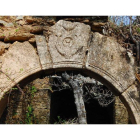 Relieve en el arco de la ermita de Robledo de Omaña, que se ha desplomado como consecuencia del robo. DAVID GUSTAVO LÓPEZ