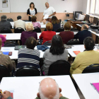 La educadora social y el alcalde dan la bienvenida a los alumnos. DL