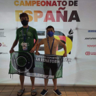 El entrenador de La Venatoria, Jesús Martínez (a la izquierda), junto al nadador Pablo Rodríguez. DL