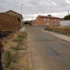 El alcalde, Ricardo Pellitero, muestra la travesía de Fáfilas que será arreglada.
