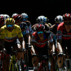 El equipo BMC, con Greg van Avermaet vestido de amarillo, controla durante la quinta etapa del Tour. /