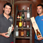 Ricardo y Miguel en la fábrica de licores Los Prietos, de Valdevimbre.