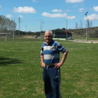 Ricardo Fernández, junto al campo de fútbol de Villabalter.