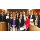 Imagen de familia de los jubilados con miembros de la Corporación Provincial.