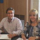 Emilio, con Isabel Carrasco, en una visita de la presidenta de la Diputación a Lugueros.