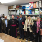 Loss párrocos y los responsables de Cáritas acompañaron al obispo en su visita. A.G. VALENCIA
