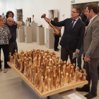 Saiz sostiene una pieza de la obra ‘El baile del agua’. DL