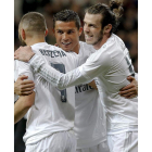 Benzema, Ronaldo y Bale celebran el gol del francés, el primero del partido. BALLESTEROS