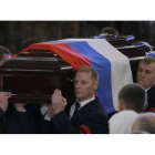Funcionarios rusos transportan el ataúd del embajador ruso en Ankara asesinado, Andréi Karlov.
