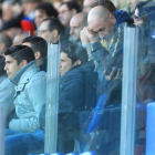 Claudio, sufriendo en el palco, tras haber sido expulsado por el árbitro a la media hora de juego por una protesta.