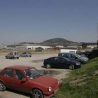 Esta zona de tierra de casi medio km de largo será urbanizada con aceras, zona verde y aparcamiento