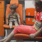 El pequeño Omran, de 5 años, junto a su hermana, tras ser rescatados de un edificio bombardeado el miércoles en Alepo.