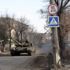 Fuerzas ucranianas patrullan con un tanque por una calle en la ciudad de Bakhmut. GEORGE IVANCHENKO