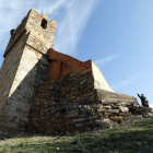 Vistas exteriores e interior de esta maltrecha torre del homenaje, que perteneció a un castillo ya desaparecido. MARCIANO PÉREZ