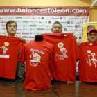 León comercializará desde hoy las cuatro camisetas con las viñetas del dibujante Fer.