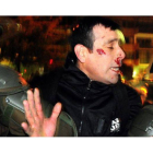 Un manifestante es detenido por oficiales de la policía de Fuerzas Especiales durante una marcha estudiantil convocada por los estudiantes de las universidades privadas.