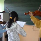 Una clase de violín en la Escuela de Música Ángel Barja.
