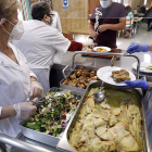 Voluntarias de la Asociación Leonesa de Caridad, ayer en el servicio de comida. MARCIANO PÉREZ