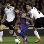 Messi intenta superar a los jugadores del Valencia Albelda y Rami. El argentino estuvo poco acertado ante la portería rival.