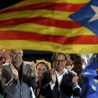 Raúl Romeva, cabeza de lista de Junts pel Si, con Artur Mas, celebran el resultado.
