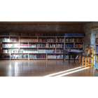 La biblioteca ha llenado todas sus estanterías con la donación de libros de la oenegé Azacán. G. LLAMAS