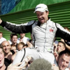 Rubens Barrichello celebra con los miembros de su equipo su triunfo en el G. P. de Europa.